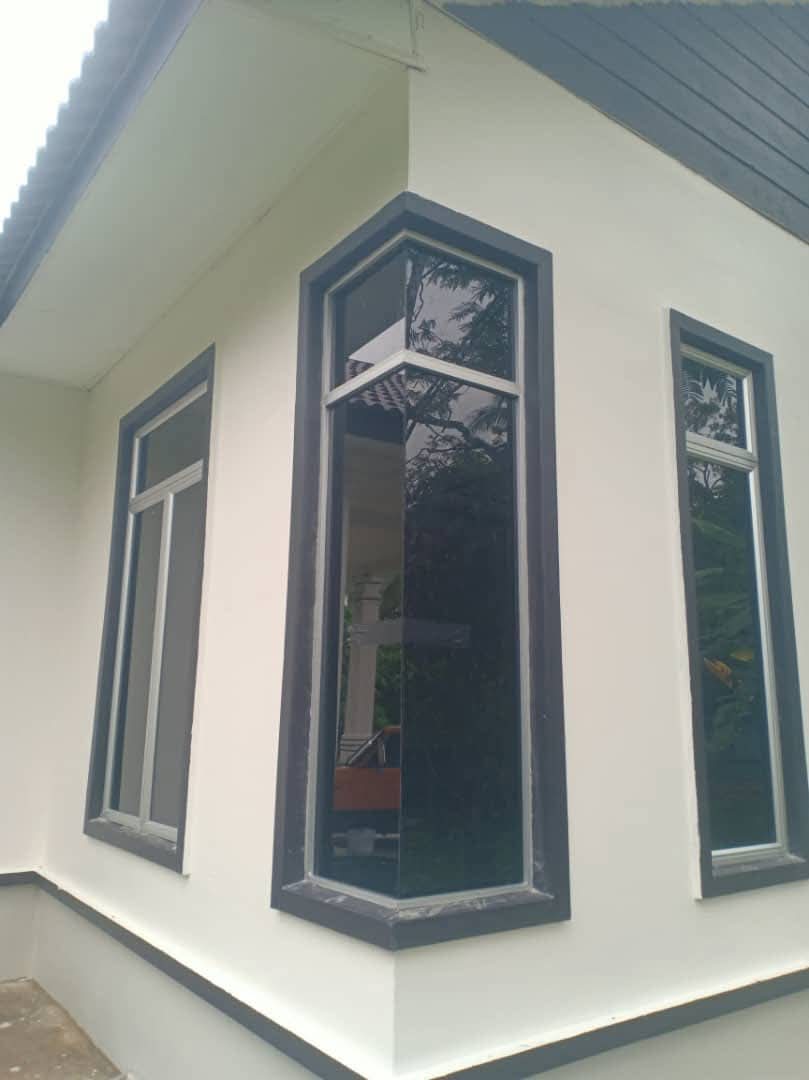 Tingkap sudut tinted hitam