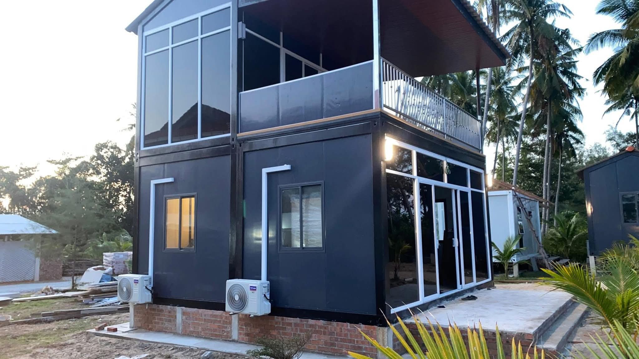 Sudut rumah dengan balkoni aluminium