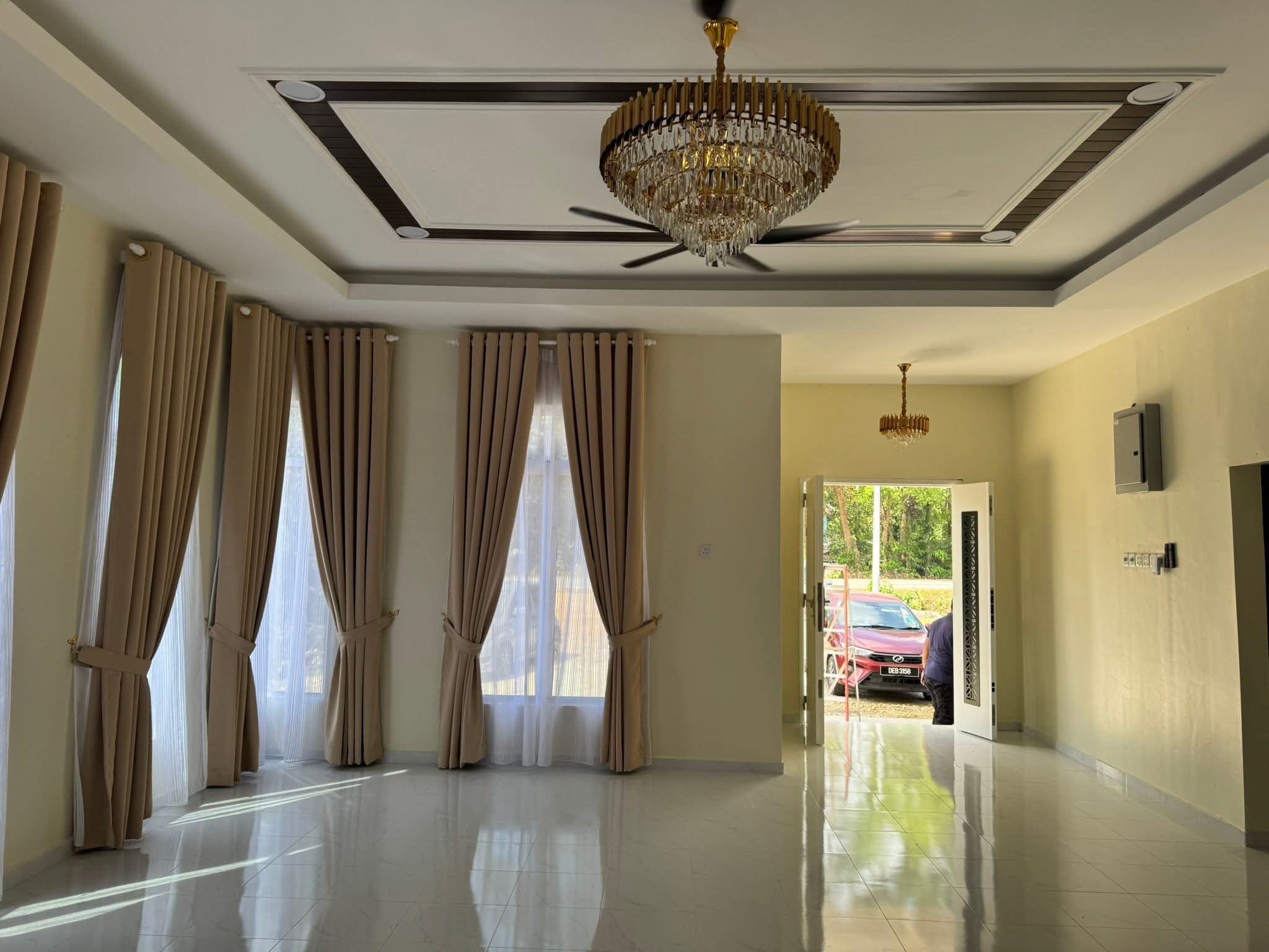 Rumah putih siap dengan tingkap aluminium tinted