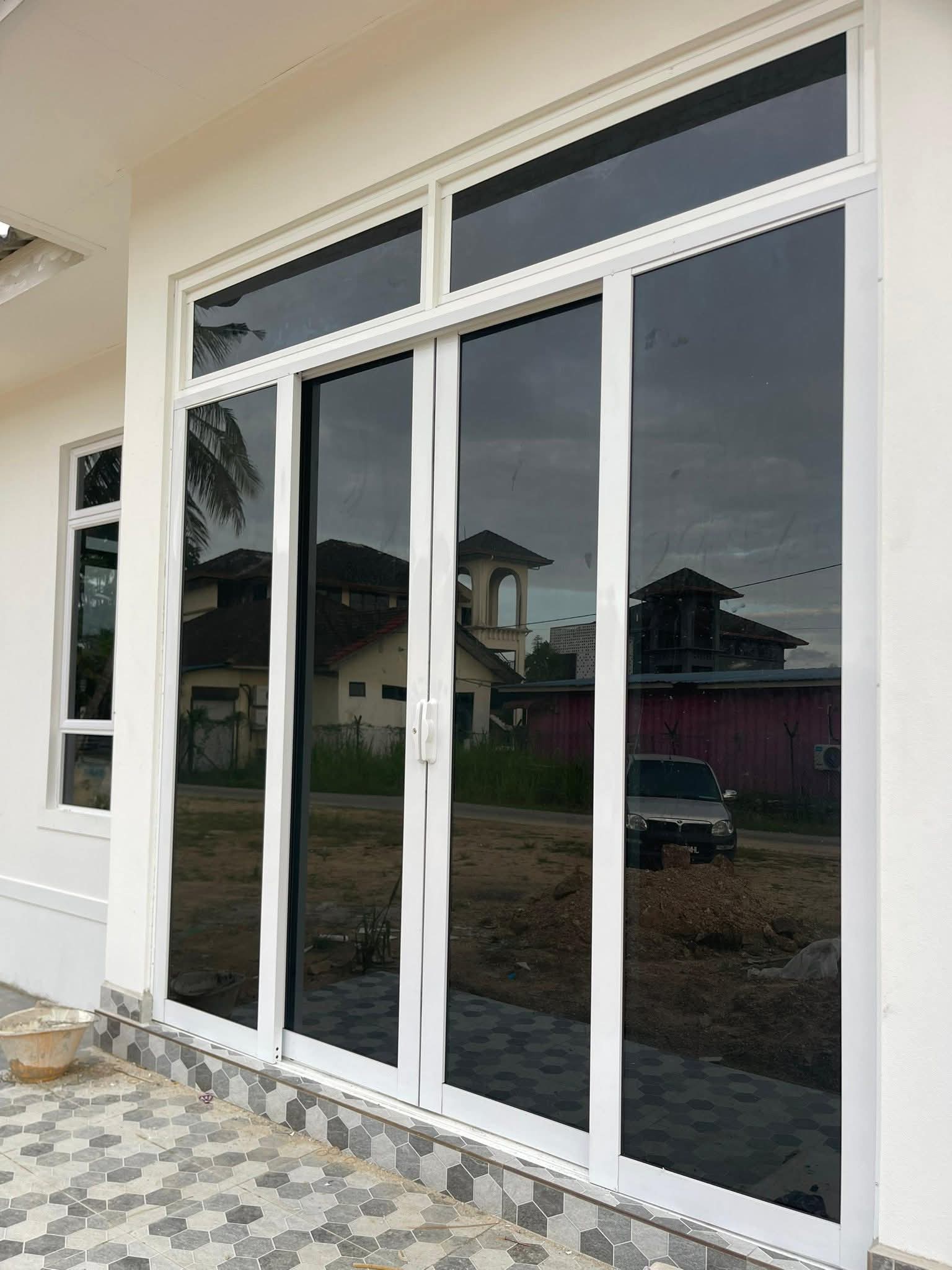 Muka hadapan rumah putih dengan pintu sliding kaca