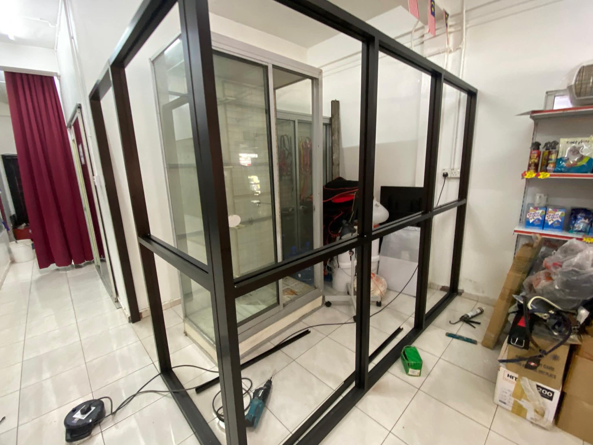 Kerja pemasangan frame aluminium sedang dijalankan