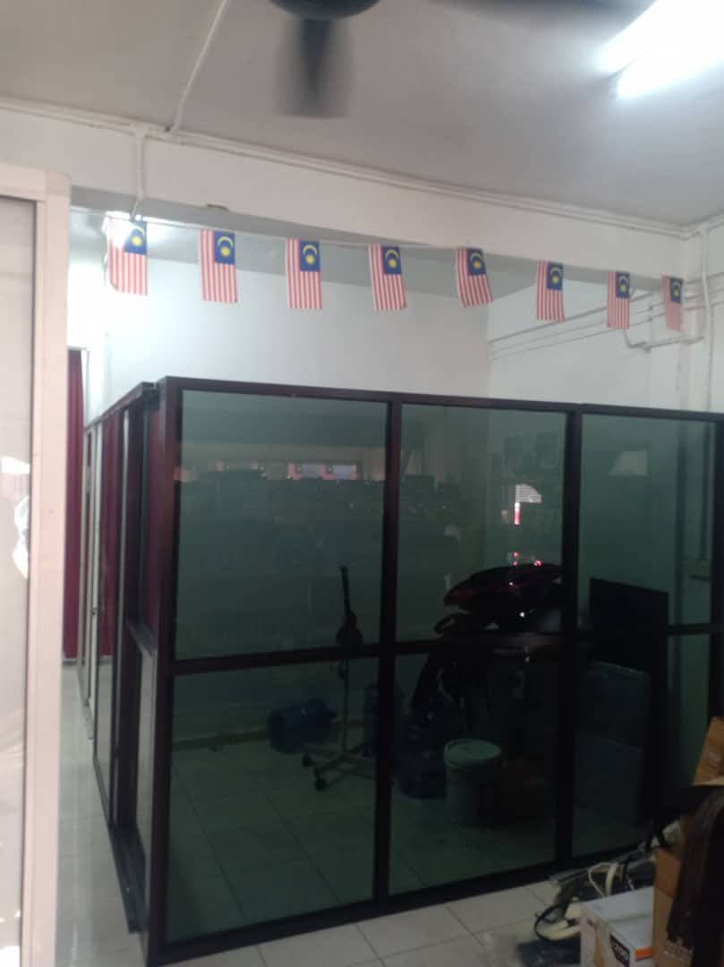 Partition kaca dalam kedai