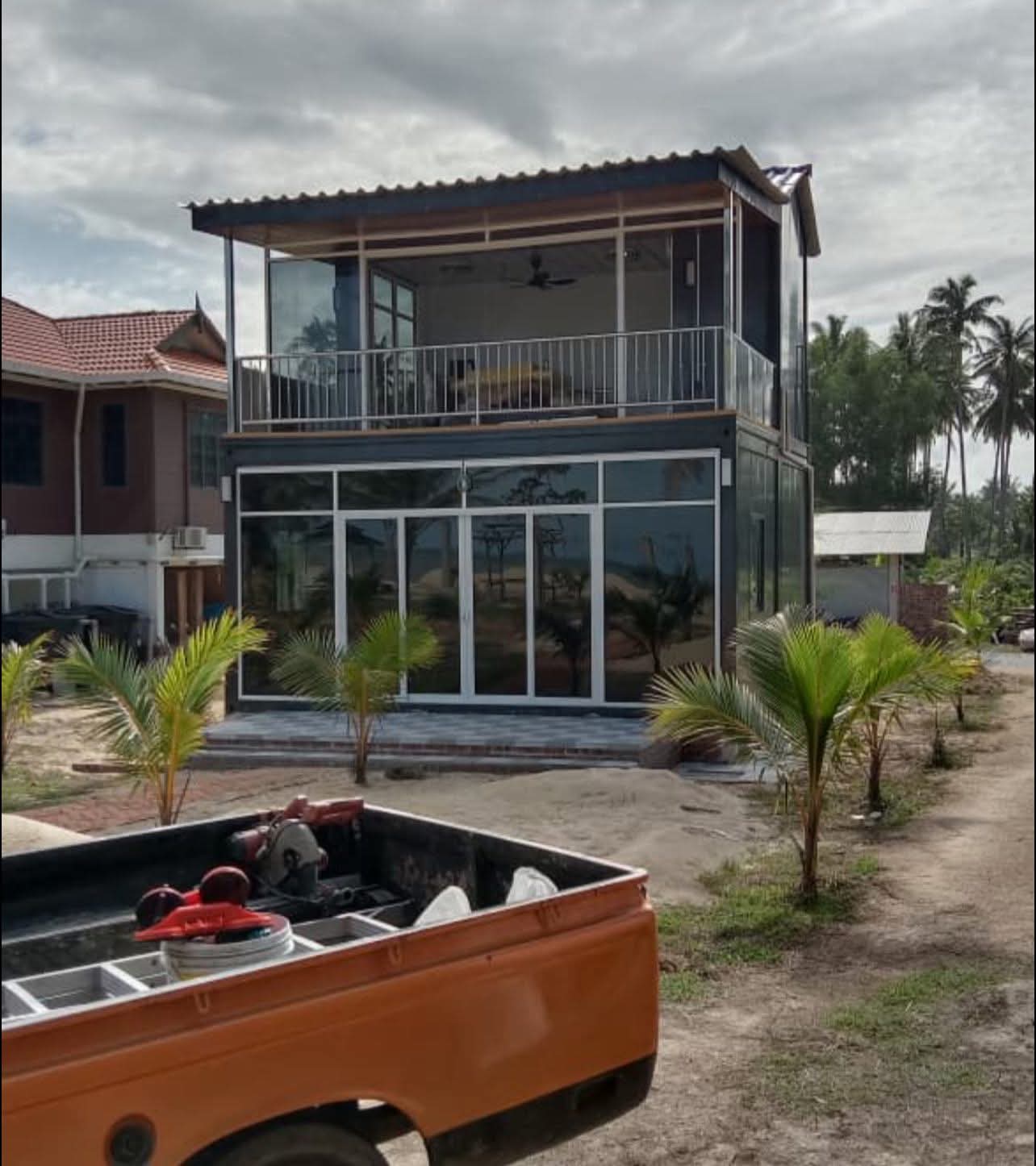 Rumah dua tingkat siap dipasang tingkap aluminium