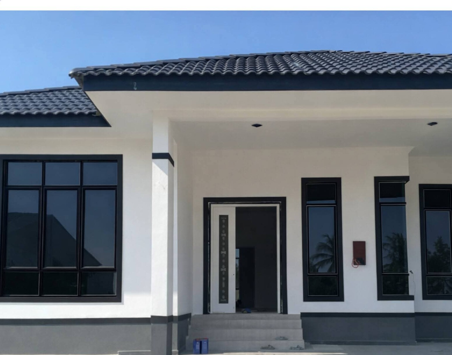 Casement window mate brown dan dark glass di rumah