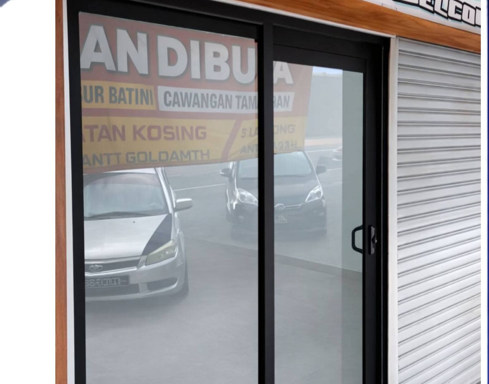 Swingdoor kedai dengan roller shutter