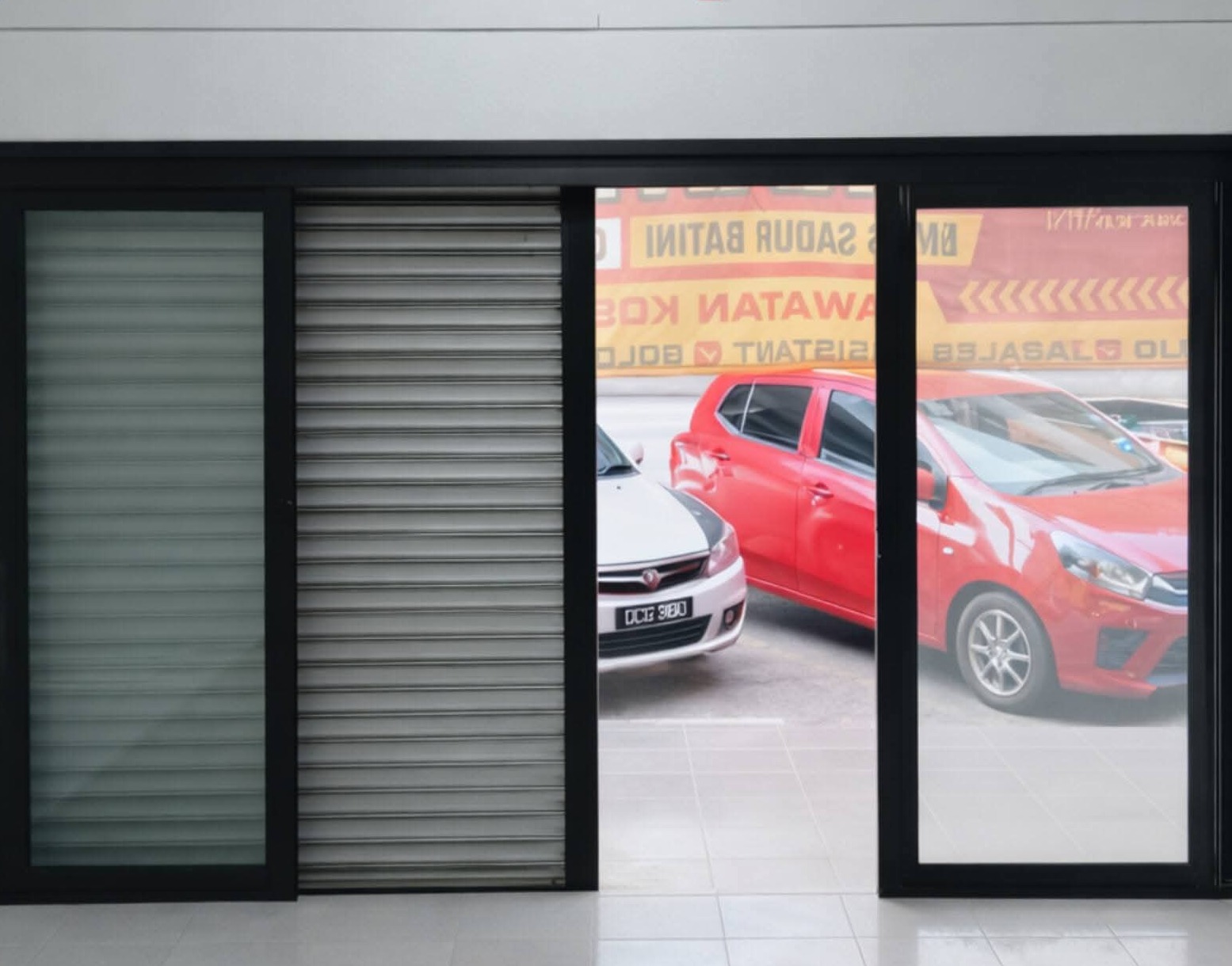 Transparent swingdoor kedai