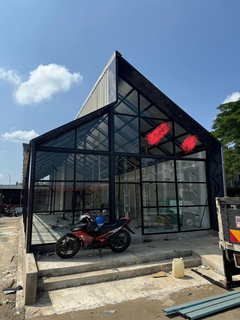 Rangka aluminium & kaca kafe modular di Kubang Kerian sedang dipasang