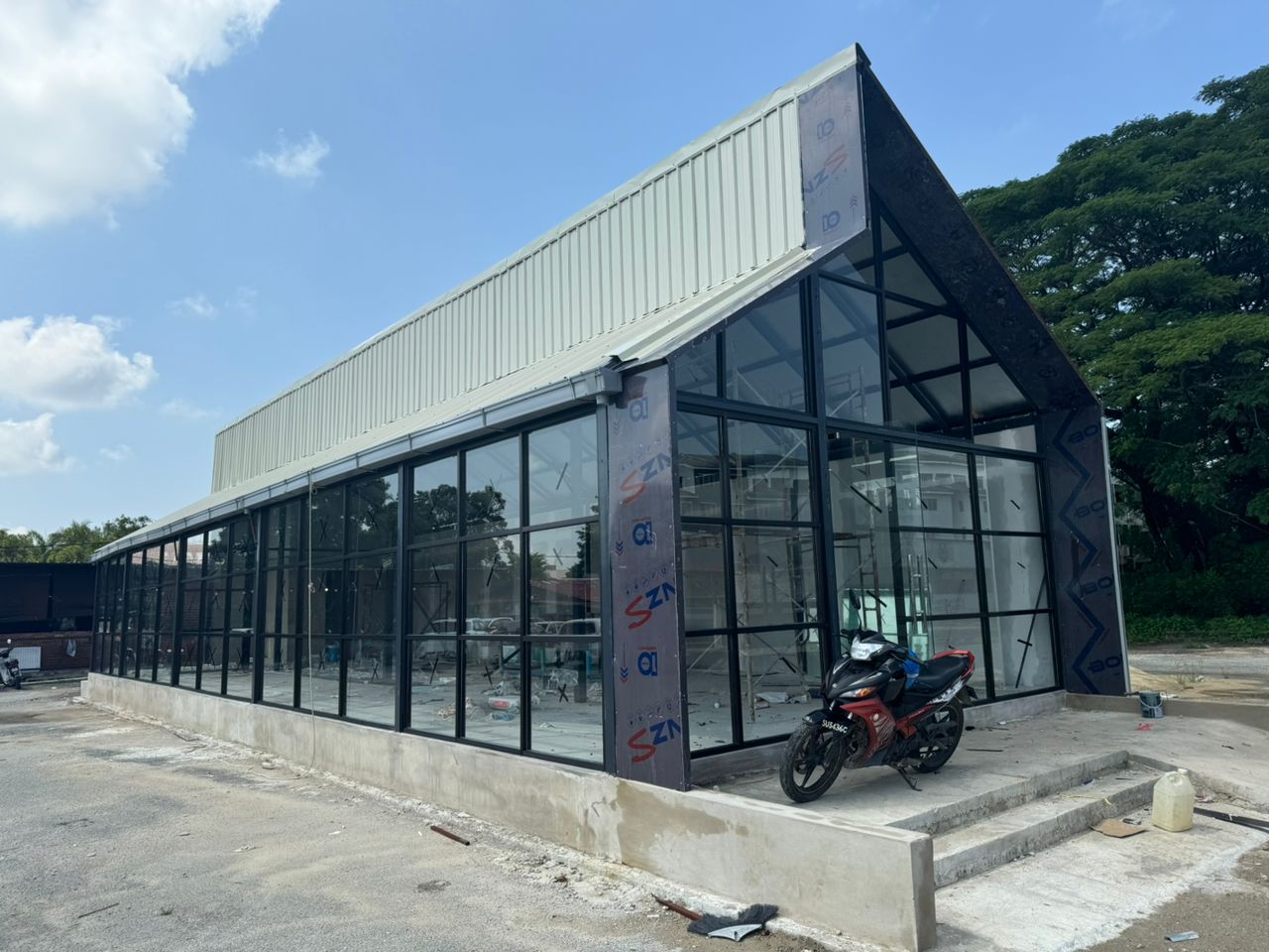 Struktur kaca dan aluminium kafe modular Kubang Kerian dari luar
