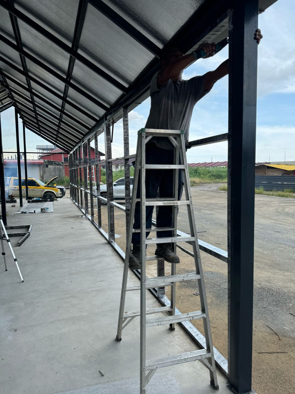 Tukang memasang bumbung rangka aluminium kafe modular Kubang Kerian