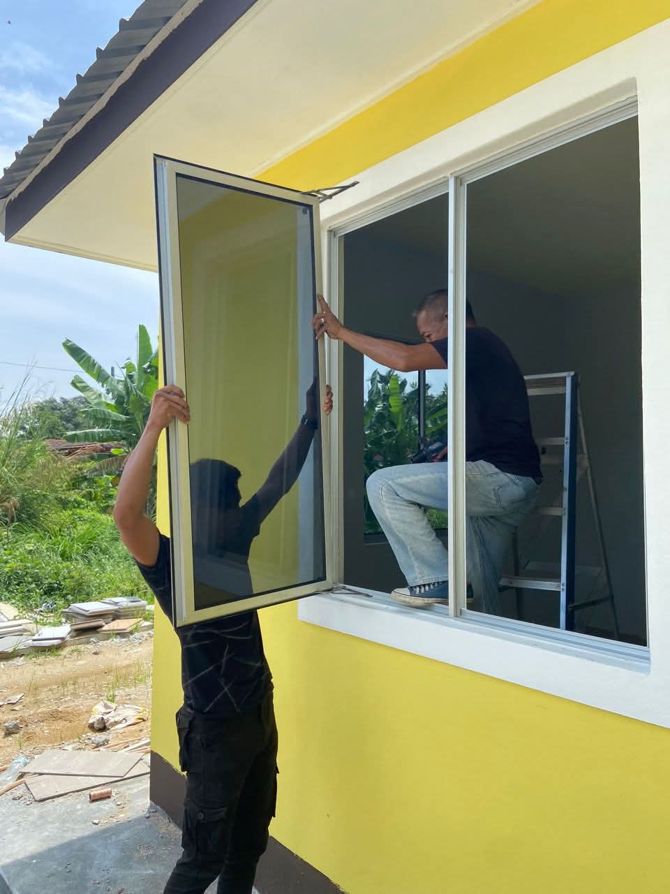 Pemasangan kaca pada bingkai tingkap