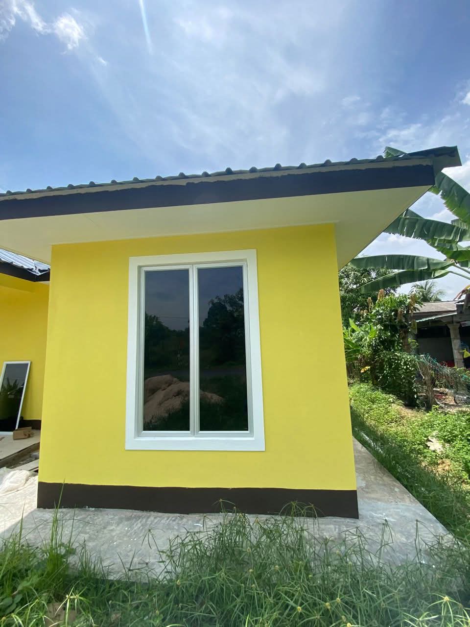 Tukang memasang tingkap aluminium di rumah
