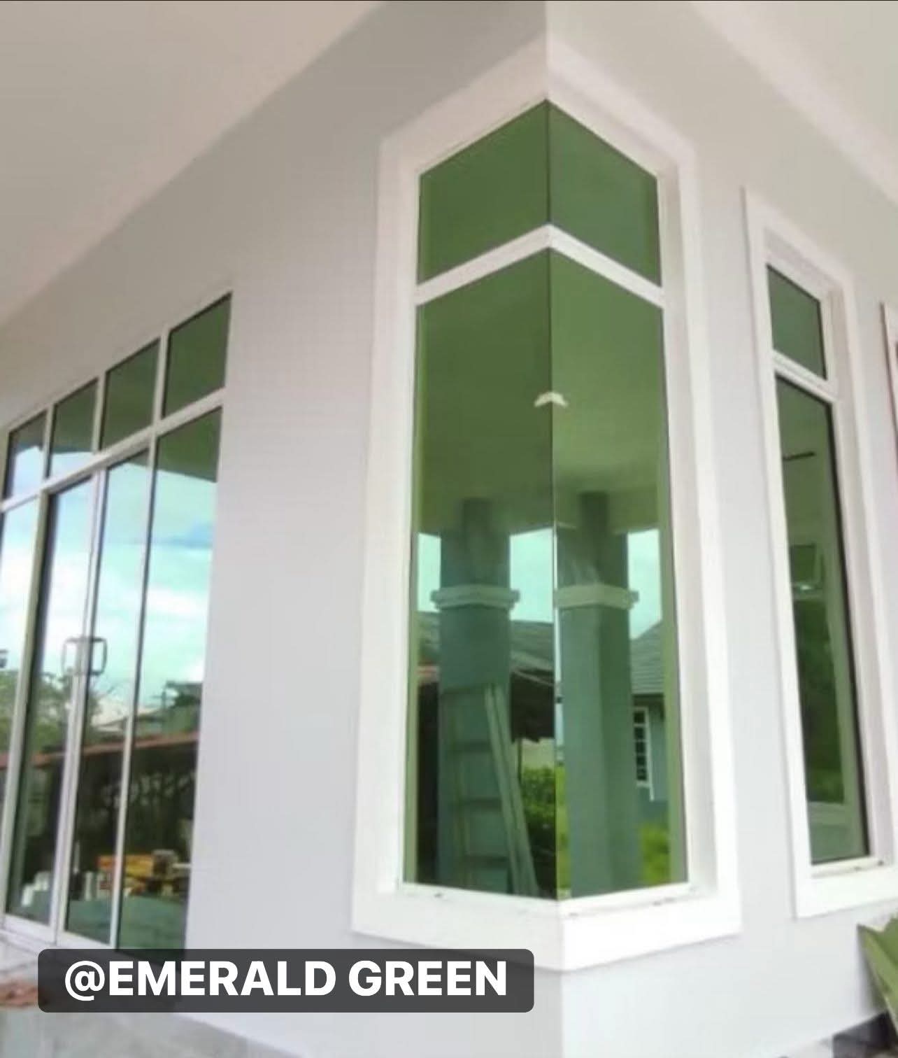 Tingkap sudut warna emerald green